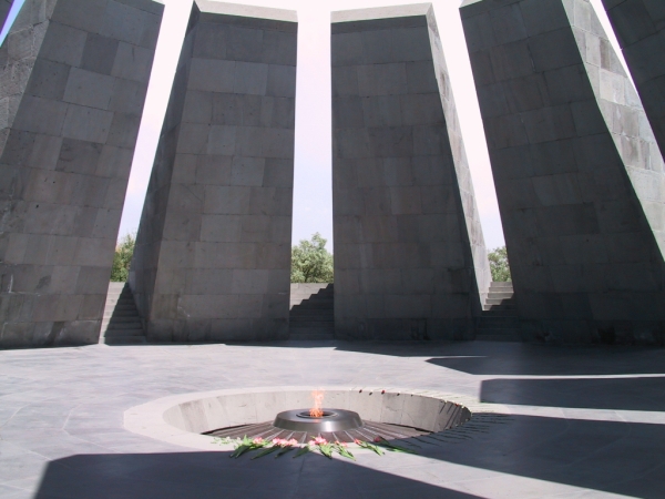 Erevan, la fiamma eterna del monumento al genocidio